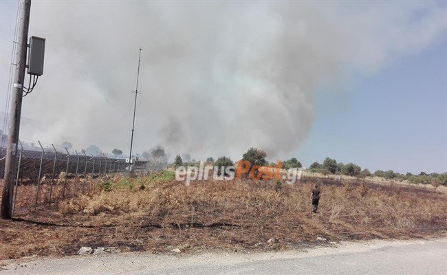 Γιάννενα: Ανεξέλεγκτη η πυρκαγιά κοντά στον οικισμό του Ασβεστοχωρίου- Πλησίασε σπίτια [εικόνες&βίντεο] | iefimerida.gr 6
