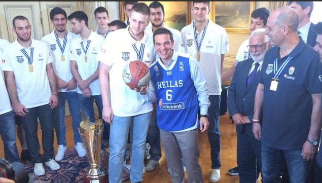 Στο Μέγαρο Μαξίμου η Εθνική Νέων - Φόρεσε τη γαλανόλευκη ο Τσίπρας [εικόνα] | iefimerida.gr 0