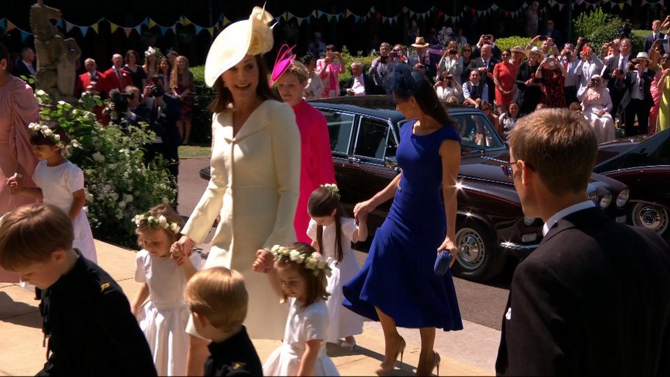 Βασιλικός γάμος: Στα κίτρινα η Κέιτ Μίντλετον, συνόδευσε τα παρανυφάκια Τζορτζ και Σάρλοτ [εικόνα] | iefimerida.gr 0