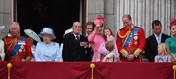 Οι γκριμάτσες του πρίγκιπα Tζορτζ και της αδερφής του Σάρλοτ στους εορτασμούς για τα 91α γενέθλια της Βασίλισσας Ελισάβετ [εικόνες] | iefimerida.gr 2