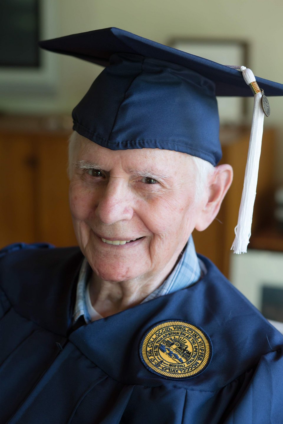 Ο αληθινός «αιώνιος» φοιτητής: 94χρονος πήρε πτυχίο 75 χρόνια μετά την εισαγωγή του στην σχολή [εικόνες] | iefimerida.gr 1