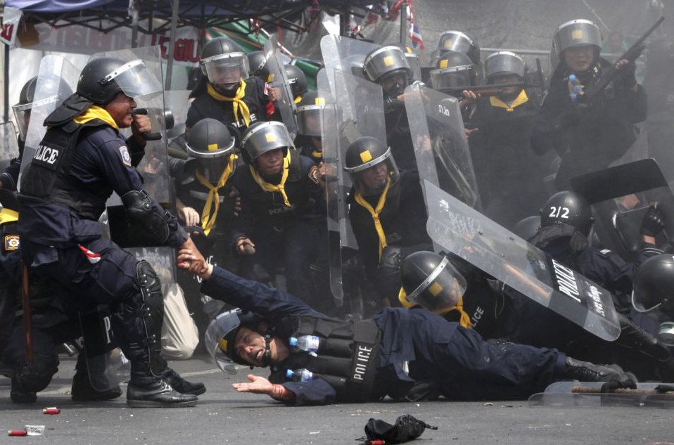 Σκληρές εικόνες από τις βίαιες συγκρούσεις στην Ταϊλάνδη -Τέσσερις νεκροί και δεκάδες τραυματίες [εικόνες&βίντεο] | iefimerida.gr 5