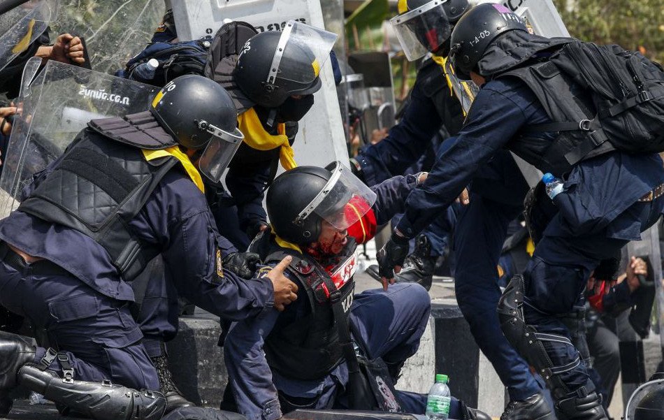 Σκληρές εικόνες από τις βίαιες συγκρούσεις στην Ταϊλάνδη -Τέσσερις νεκροί και δεκάδες τραυματίες [εικόνες&βίντεο] | iefimerida.gr 0