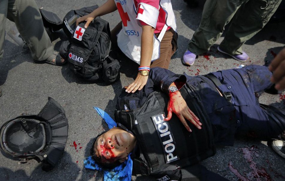 Σκληρές εικόνες από τις βίαιες συγκρούσεις στην Ταϊλάνδη -Τέσσερις νεκροί και δεκάδες τραυματίες [εικόνες&βίντεο] | iefimerida.gr 1