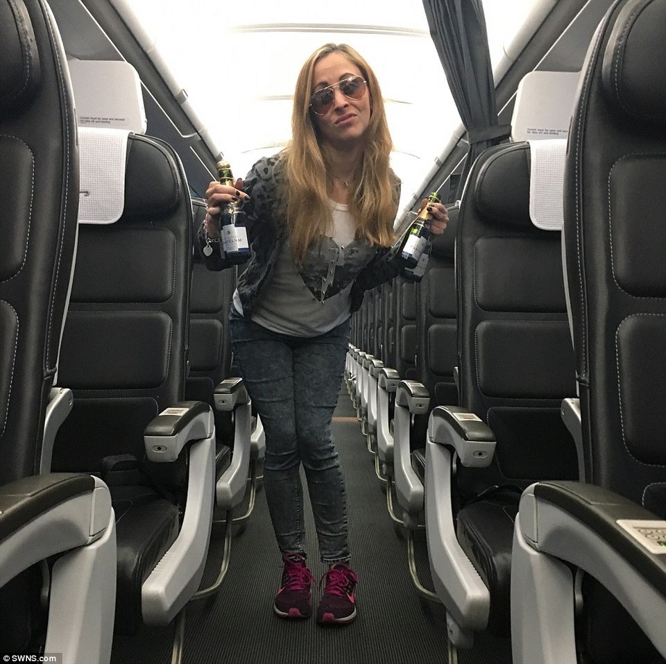 Εγιναν viral -3 γυναίκες καταλαβαίνουν ότι είναι μόνες τους σε πτήση και κάνουν πάρτι στο αεροπλάνο! [εικόνες] | iefimerida.gr 2