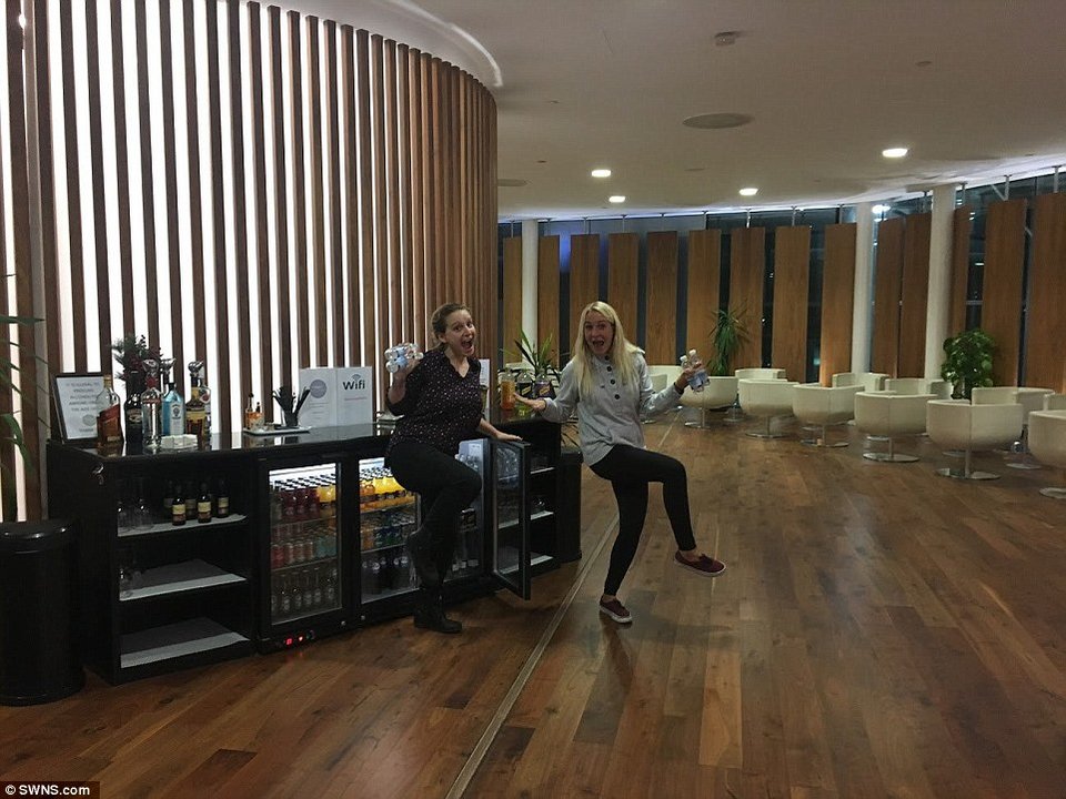 Εγιναν viral -3 γυναίκες καταλαβαίνουν ότι είναι μόνες τους σε πτήση και κάνουν πάρτι στο αεροπλάνο! [εικόνες] | iefimerida.gr 3