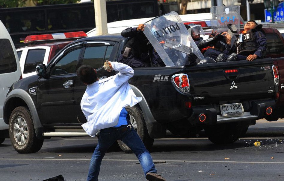 Σκληρές εικόνες από τις βίαιες συγκρούσεις στην Ταϊλάνδη -Τέσσερις νεκροί και δεκάδες τραυματίες [εικόνες&βίντεο] | iefimerida.gr 2