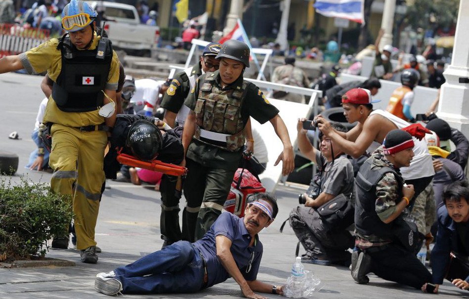 Σκληρές εικόνες από τις βίαιες συγκρούσεις στην Ταϊλάνδη -Τέσσερις νεκροί και δεκάδες τραυματίες [εικόνες&βίντεο] | iefimerida.gr 3