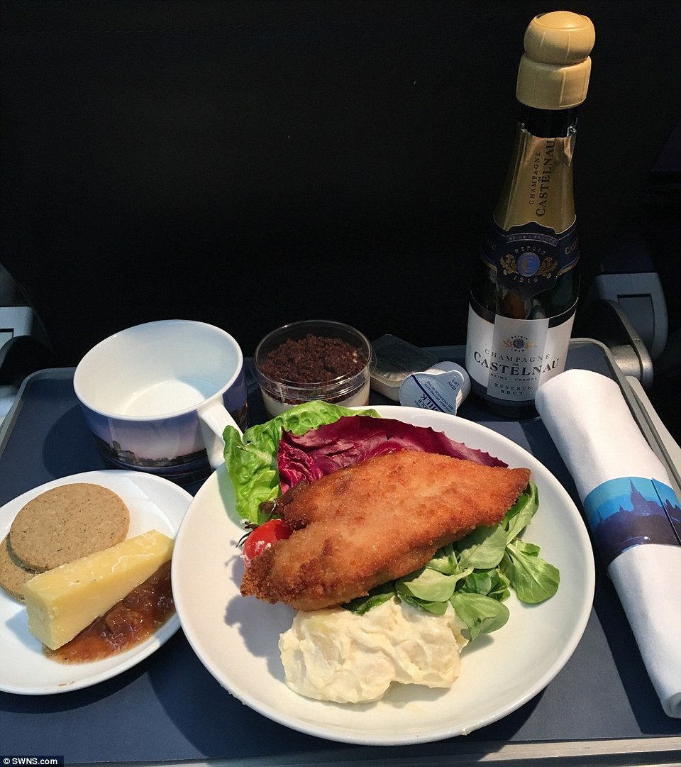 Εγιναν viral -3 γυναίκες καταλαβαίνουν ότι είναι μόνες τους σε πτήση και κάνουν πάρτι στο αεροπλάνο! [εικόνες] | iefimerida.gr 6