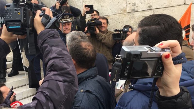 Με λίγο κόσμο η πορεία της ΑΔΕΔΥ στη Βουλή -Κυκλοφοριακά προβλήματα | iefimerida.gr 1
