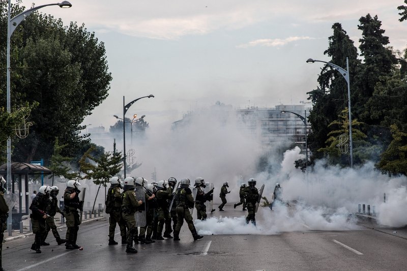 Θεσσαλονίκη: Μερίδα διαδηλωτών επιτέθηκε σε δημοσιογράφους και εικονολήπτες | iefimerida.gr 1