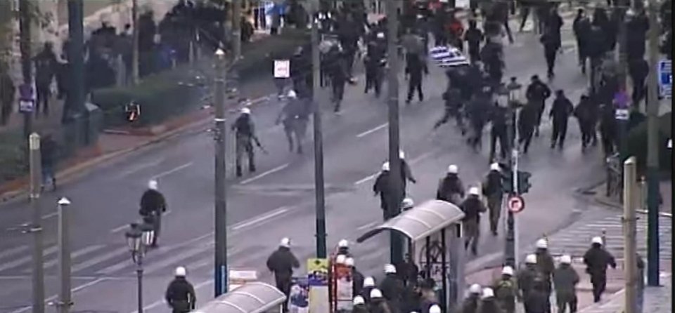 Επεισόδια και χημικά στο κέντρο: Χρυσαυγίτες κατά ΜΑΤ -Αντιεξουσιαστές χτύπησαν μοτοσικλετιστές με ελληνικές σημαίες [βίντεο] | iefimerida.gr 9