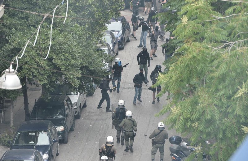 Επεισόδια στις φοιτητικές εκλογές -Ξύλο και μολότοφ στο Παιδαγωγικό [εικόνες&βίντεο] | iefimerida.gr 0