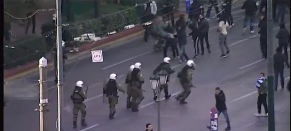 Επεισόδια και χημικά στο κέντρο: Χρυσαυγίτες κατά ΜΑΤ -Αντιεξουσιαστές χτύπησαν μοτοσικλετιστές με ελληνικές σημαίες [βίντεο] | iefimerida.gr 8