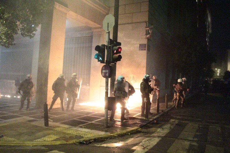 Οδοφράγματα και μολότοφ στο Πολυτεχνείο -Βροχή από χημικά στα συλλαλητήρια κατά Ομπαμα [εικόνες&βίντεο] | iefimerida.gr 5