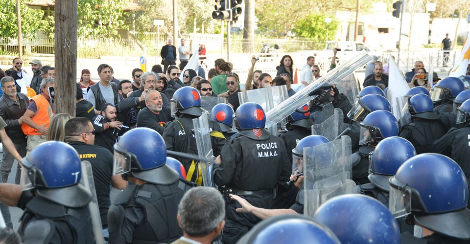 Κύπρος: Συμπλοκές έξω από την Βουλή [εικόνες] | iefimerida.gr 3