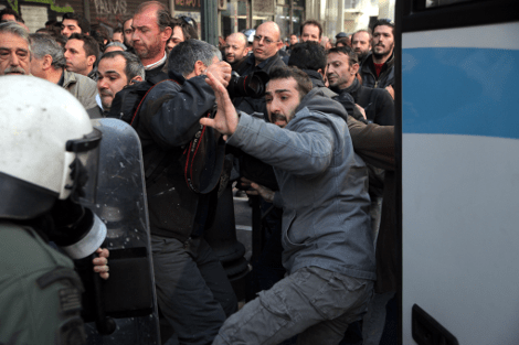 Στα χέρια ΜΑΤ-ΠΑΜΕ – Χημικά, ξύλο και τραυματίες στο υπουργείο Εργασίας [βίντεο&εικόνες] | iefimerida.gr 0