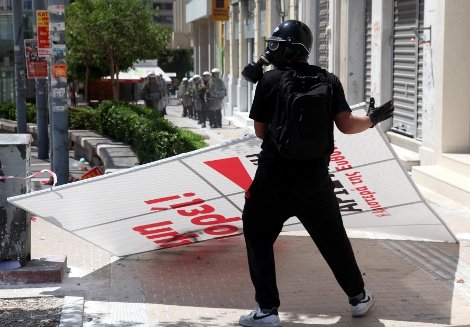 Εκαψαν τα προεκλογικά περίπτερα των απόστρατων αξιωματικών και της ΔΗΜ.ΑΡ. | iefimerida.gr 0