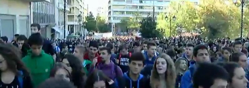 Ενταση στη μαθητική πορεία -Κουκουλοφόροι έσπασαν ΑΤΜ και πέταξαν πέτρες στη Βουλή [εικόνες] | iefimerida.gr 2