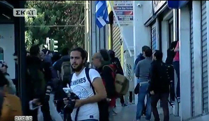 Ενταση στη μαθητική πορεία -Κουκουλοφόροι έσπασαν ΑΤΜ και πέταξαν πέτρες στη Βουλή [εικόνες] | iefimerida.gr 3