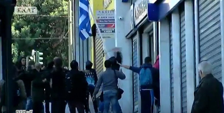 Ενταση στη μαθητική πορεία -Κουκουλοφόροι έσπασαν ΑΤΜ και πέταξαν πέτρες στη Βουλή [εικόνες] | iefimerida.gr 4