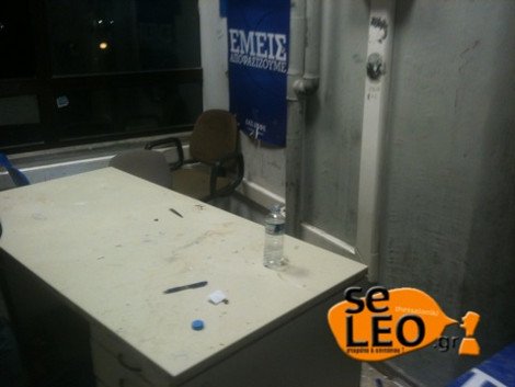 «Ντου» κουκουλοφόρων στο πανεπιστήμιο Μακεδονία -Τα έκαναν γυαλιά-καρφιά, δύο τραυματίες [εικόνες] | iefimerida.gr 2