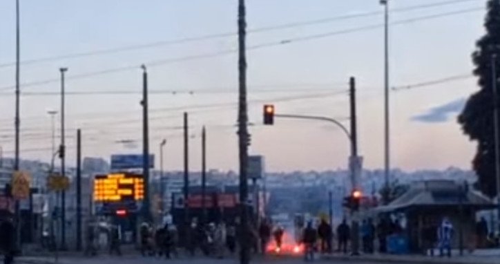 Πειραιάς: Συγκρούσεις ΜΑΤ με ακροδεξιούς -Πέταξαν φωτοβολίδα και μπουκάλια κατά δημοσιογράφων [εικόνες] | iefimerida.gr 0