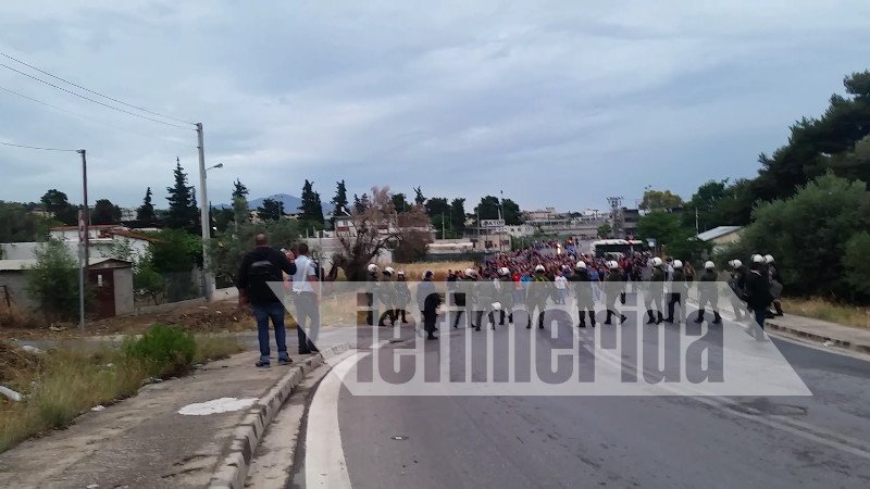 Επεισόδια στο Μενίδι -Πυρπόλησαν σπίτια Ρομά, πυροβολισμοί στον αέρα από τον καταυλισμό [εικόνες & βίντεο] | iefimerida.gr 4