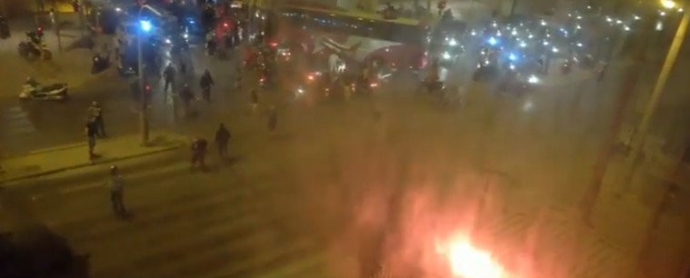 Χούλιγκαν πέταξαν πέτρες στο κτίριο του ΣΚΑΪ -Αναποδογύρισαν μοτοσικλέτες [εικόνες] | iefimerida.gr 9