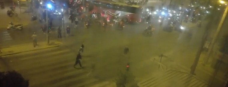 Χούλιγκαν πέταξαν πέτρες στο κτίριο του ΣΚΑΪ -Αναποδογύρισαν μοτοσικλέτες [εικόνες] | iefimerida.gr 11