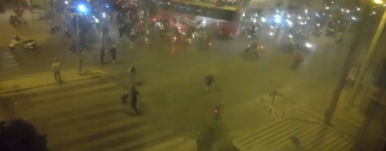 Χούλιγκαν πέταξαν πέτρες στο κτίριο του ΣΚΑΪ -Αναποδογύρισαν μοτοσικλέτες [εικόνες] | iefimerida.gr 3