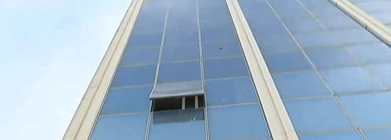 Χούλιγκαν πέταξαν πέτρες στο κτίριο του ΣΚΑΪ -Αναποδογύρισαν μοτοσικλέτες [εικόνες] | iefimerida.gr 5