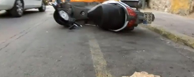 Χούλιγκαν πέταξαν πέτρες στο κτίριο του ΣΚΑΪ -Αναποδογύρισαν μοτοσικλέτες [εικόνες] | iefimerida.gr 7