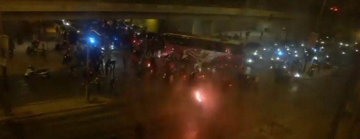 Χούλιγκαν πέταξαν πέτρες στο κτίριο του ΣΚΑΪ -Αναποδογύρισαν μοτοσικλέτες [εικόνες] | iefimerida.gr 8