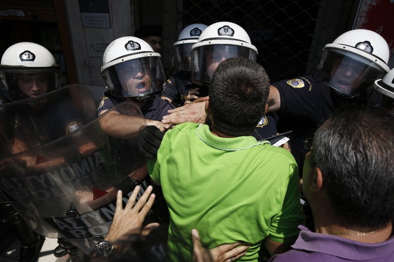 Ενταση στην πορεία της ΠΟΕ-ΟΤΑ, επεισόδια έξω από το υπ. Εσωτερικών [εικόνες] | iefimerida.gr 1