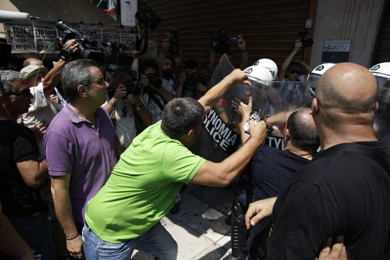 Ενταση στην πορεία της ΠΟΕ-ΟΤΑ, επεισόδια έξω από το υπ. Εσωτερικών [εικόνες] | iefimerida.gr 2