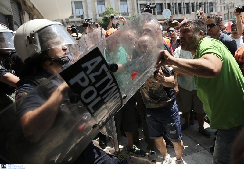 Ενταση στην πορεία της ΠΟΕ-ΟΤΑ, επεισόδια έξω από το υπ. Εσωτερικών [εικόνες] | iefimerida.gr 3