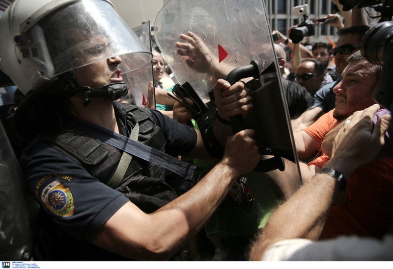 Ενταση στην πορεία της ΠΟΕ-ΟΤΑ, επεισόδια έξω από το υπ. Εσωτερικών [εικόνες] | iefimerida.gr 4