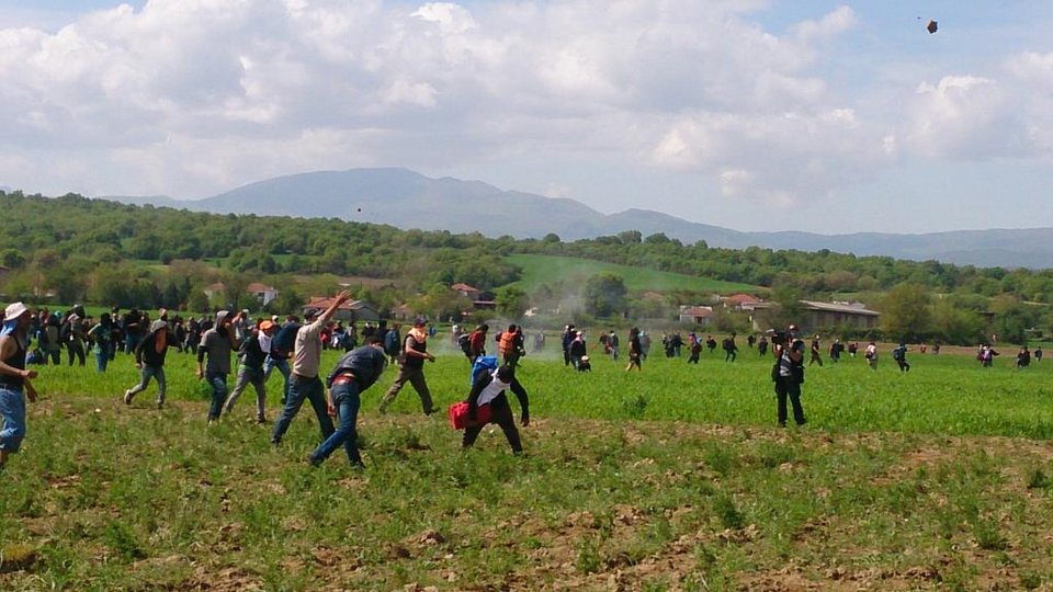Επεισόδια στην Ειδομένη -Οι Σκοπιανοί ρίχνουν χημικά [εικόνες & βίντεο] | iefimerida.gr 0