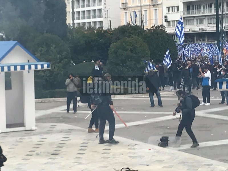 Σύνταγμα: Εριξαν χημικά για να διαλύσουν το συλλαλητήριο για τη Μακεδονία | iefimerida.gr 2