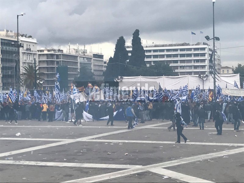 Σύνταγμα: Εριξαν χημικά για να διαλύσουν το συλλαλητήριο για τη Μακεδονία | iefimerida.gr 0