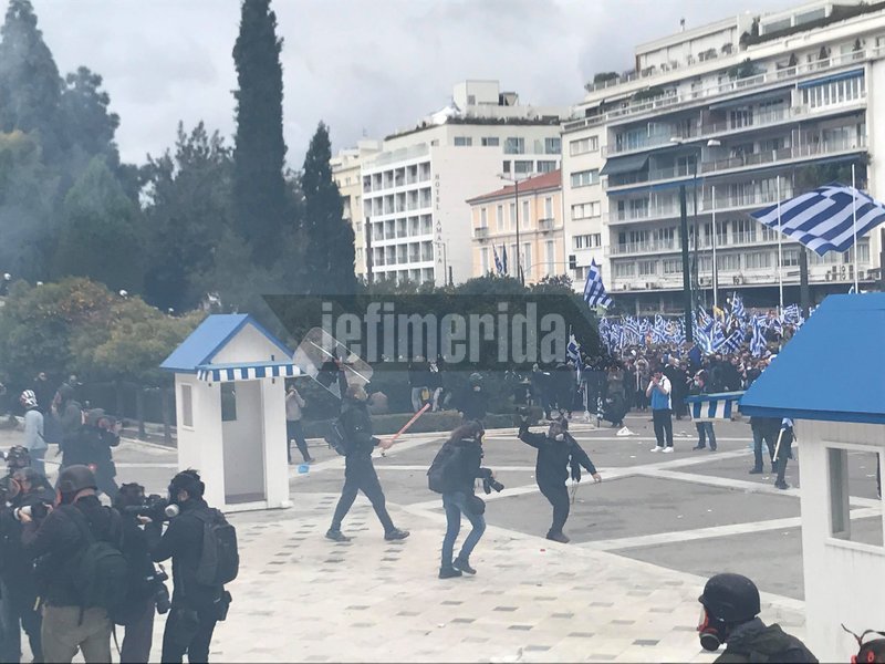 Σύνταγμα: Εριξαν χημικά για να διαλύσουν το συλλαλητήριο για τη Μακεδονία | iefimerida.gr 3