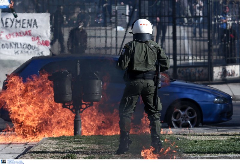 Αγρια επεισόδια στη Θεσσαλονίκη -Αντιεξουσιαστές πέταξαν πέτρες, μολότοφ και φωτοβολίδες στα ΜΑΤ [βίντεο] | iefimerida.gr 0