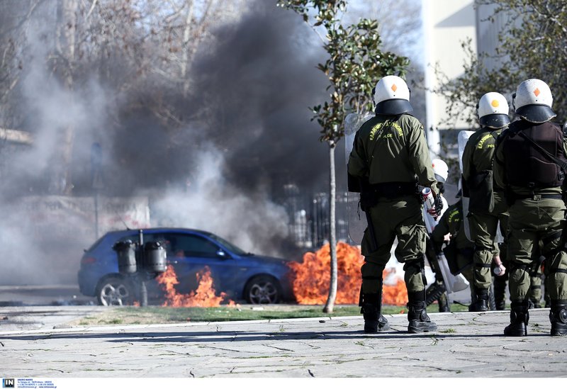 Αγρια επεισόδια στη Θεσσαλονίκη -Αντιεξουσιαστές πέταξαν πέτρες, μολότοφ και φωτοβολίδες στα ΜΑΤ [βίντεο] | iefimerida.gr 2