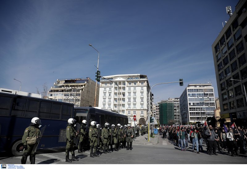Αγρια επεισόδια στη Θεσσαλονίκη -Αντιεξουσιαστές πέταξαν πέτρες, μολότοφ και φωτοβολίδες στα ΜΑΤ [βίντεο] | iefimerida.gr 1