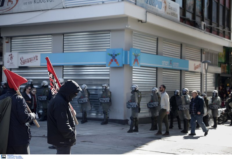 Αγρια επεισόδια στη Θεσσαλονίκη -Αντιεξουσιαστές πέταξαν πέτρες, μολότοφ και φωτοβολίδες στα ΜΑΤ [βίντεο] | iefimerida.gr 4