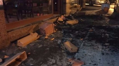 Θεσσαλονίκη: Αρνήθηκαν να πληρώσουν και έκαναν γυαλιά καρφιά μπαράκι στο κέντρο της πόλης [εικόνες] | iefimerida.gr 2