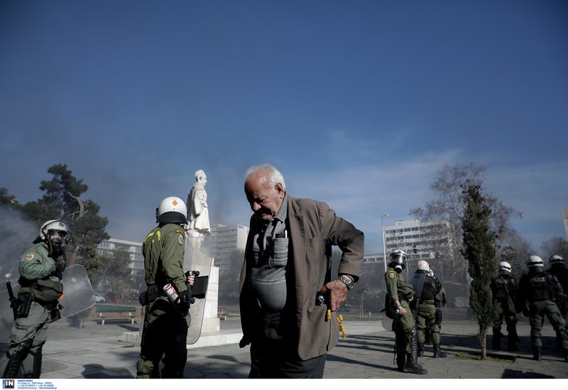 Αγρια επεισόδια στη Θεσσαλονίκη -Αντιεξουσιαστές πέταξαν πέτρες, μολότοφ και φωτοβολίδες στα ΜΑΤ [βίντεο] | iefimerida.gr 3