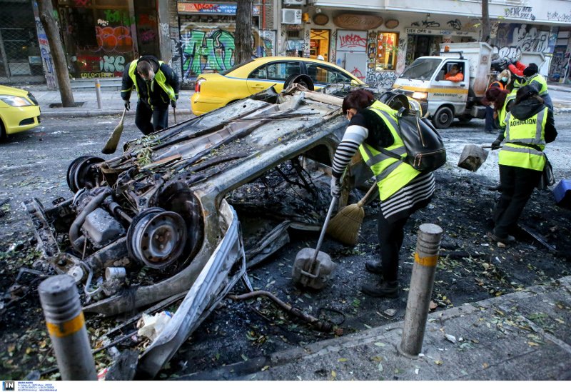 Δεν άφησαν τίποτα όρθιο πίσω τους οι κουκουλοφόροι για να «τιμήσουν» την επέτειο του Αλέξανδρου Γρηγορόπουλου- φωτογραφία intimenews