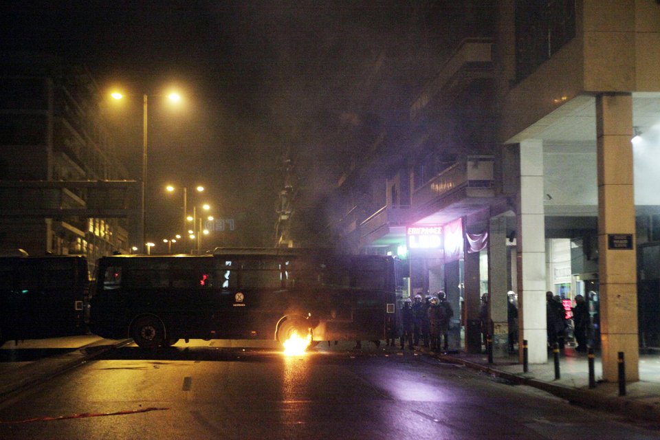 Επεισόδια στο αντιφασιστικό συλλαλητήριο - Συμπλοκές και ρίψη χημικών στη Μεσογείων [εικόνες] | iefimerida.gr 0